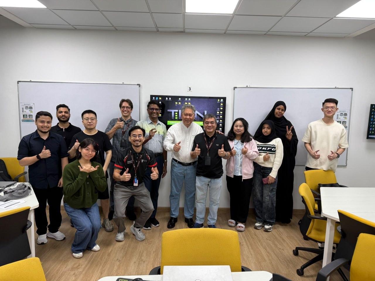 Ingenieurinnen, Ingenieure und Studierende nach dem CFD-Training an der Taylor's University in Kuala Lumpur