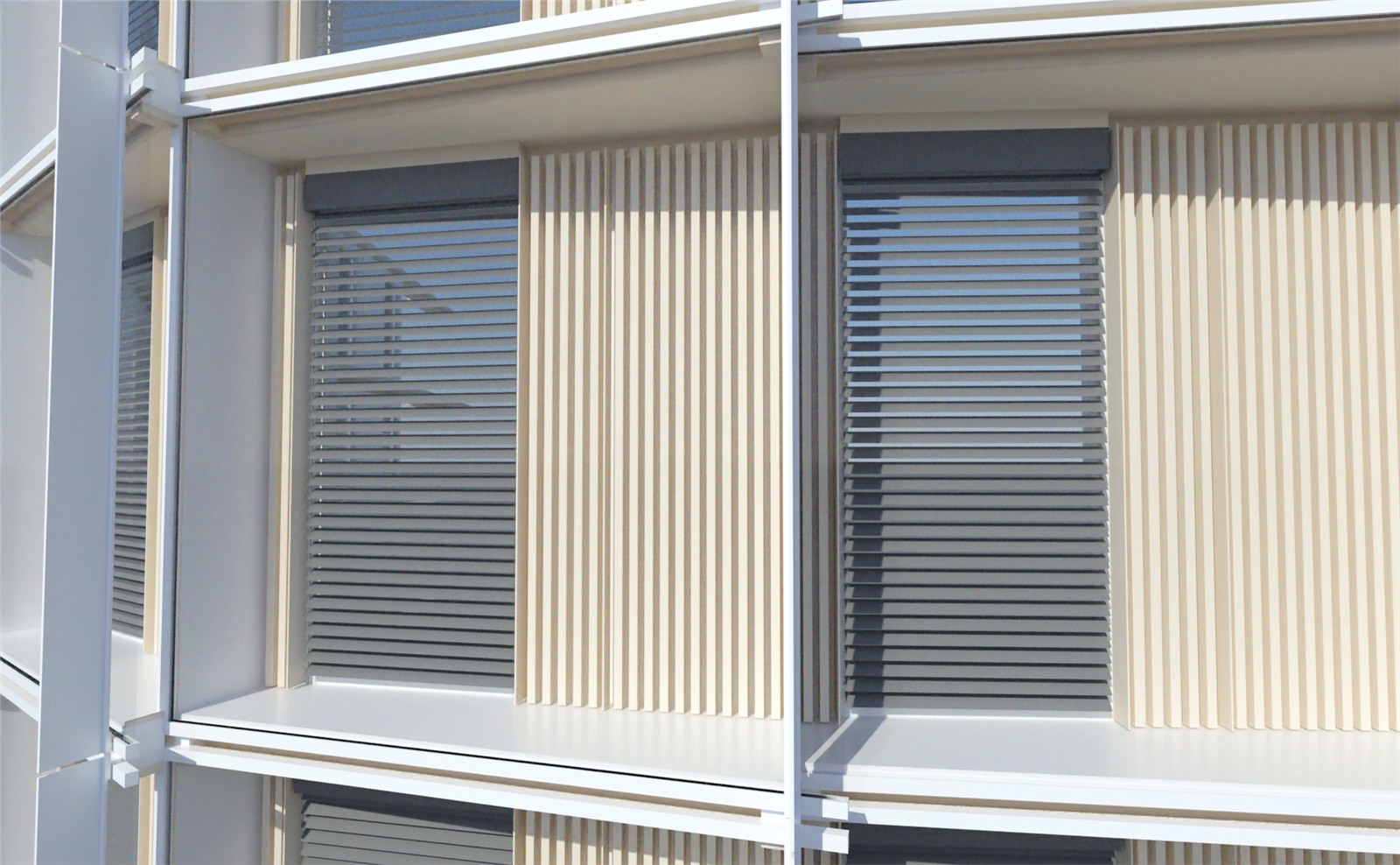 Fassadenausschnitt mit wiederkehrenden Fensterelementen, Sonnenschutz und vertikalen Bekleidungselementen im Fassadenzwischenraum